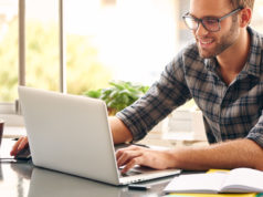 Dlaczego chętnie wybieramy pożyczki przez internet? Młody mężczyzna korzysta z pożyczki online