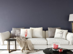 Sofy skandynawskie, czyli idealne dopełnienie stylowego, wygodnego domu Biała sofa w aranżacji skandynawskiej