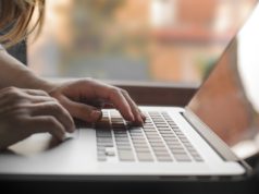 Obecne trendy komputerów HP Kobieta podczas pracy przy komputerze