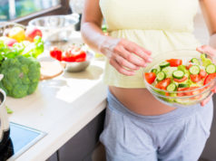 Co jeść w ciąży? Jadłospis dla mamy i dziecka Kobieta w ciąży je warzywa