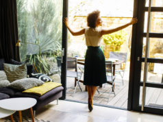 Perfekcjonizm a czas dla siebie Kobieta w domu z tarasem