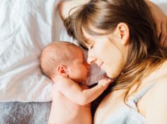 Jak długo powinien spać noworodek? Sprawdzamy Noworodek śpi przy mamie