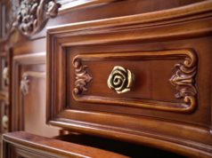 Naturalne meble z litego drewna – za co są tak bardzo cenione? Pięknie zdobiona szuflada