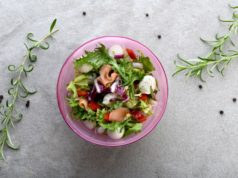 Menu na majówkę – przepis na Sałatkę Finezyjną