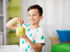 Szukasz konta w banku dla dziecka? Sprawdź, na co zwrócić uwagę Dziecko oszczędza pieniądze w skarbonce