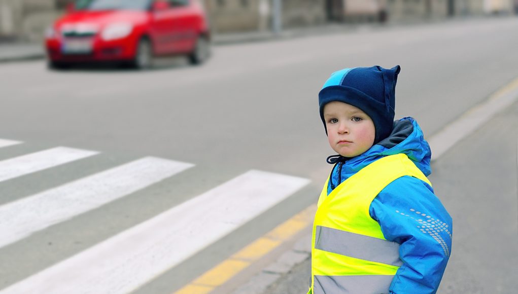 Dziecko w kamizelce odblaskowej