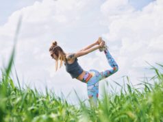 Jak wpływają na nas odżywki sportowe? Kobieta podczas ćwiczeń