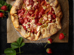 Rabarbar, truskawki, czereśnie – jak wykorzystać owoce sezonowe? Ciasto z rabarbarem i truskawkami