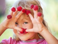 Co zamiast słodyczy dla dziecka? Letnia i zdrowa dieta dla malucha! Dziewczynka z owocami na palcach