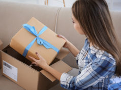 Szybka przesyłka, czyli kurier miejski Dziewczynka rozpakowuje paczkę