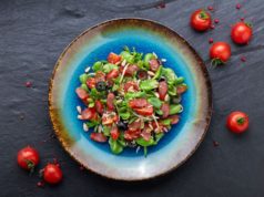 Lekka salatka z bobem i kabanosami – idealna na lato lekka sałatka z bobem i kabanosami