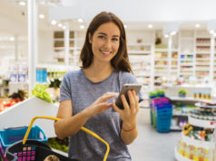 Skuteczna dieta i produkty z marketów – na przykładzie gazetki promocyjnej Lidl Młoda kobieta robi zakupy