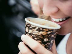 Chcesz zachować piękny uśmiech? Unikaj tych produktów! białe zęby