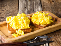 Fakty i mity o jajkach w jadłospisie Jajecznica na tostach