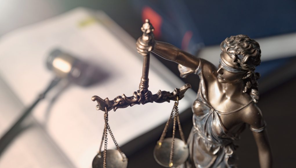 bogini sprawiedliwości Remigiusz Mróz Umorzenie