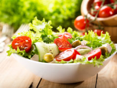 Letnie sałatki na grilla, które zrobisz w kilka minut Soczysta sałatka