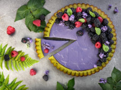 Zielona tarta z musem jeżynowym – deser jak z obrazka Zielona tarta z musem jeżynowym