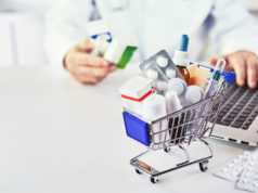 Apteki internetowe – jakie są zalety kupowania leków online? Laptop i leki