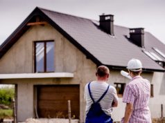 Za co odpowiada kierownik budowy? Jakie ma obowiązki? Kierownik budowy podczas pracy