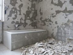 Remont łazienki: malowanie płytek łazienkowych – praktyczny poradnik Usunięta glazura z łazienki