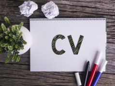 Jak stworzyć profesjonalne Curriculum Vitae? Notatnik z napisem CV