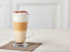 Zobacz najnowszy trend na rynku ekspresów do kawy! Przygotuj napój za pomocą jednego przycisku Trójwarstwowa kawa z mlekiem
