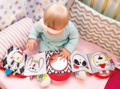 Dlaczego książeczki kontrastowe są ważne dla rozwoju niemowląt? Dziecko ogląda książeczki kontrastowe