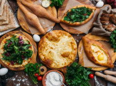 Jakie smaki i dania serwuje kuchnia gruzińska? chaczapuri