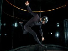 Tunel aerodynamiczny – każdy może latać Mężczyzna w tunelu aerodynamicznym