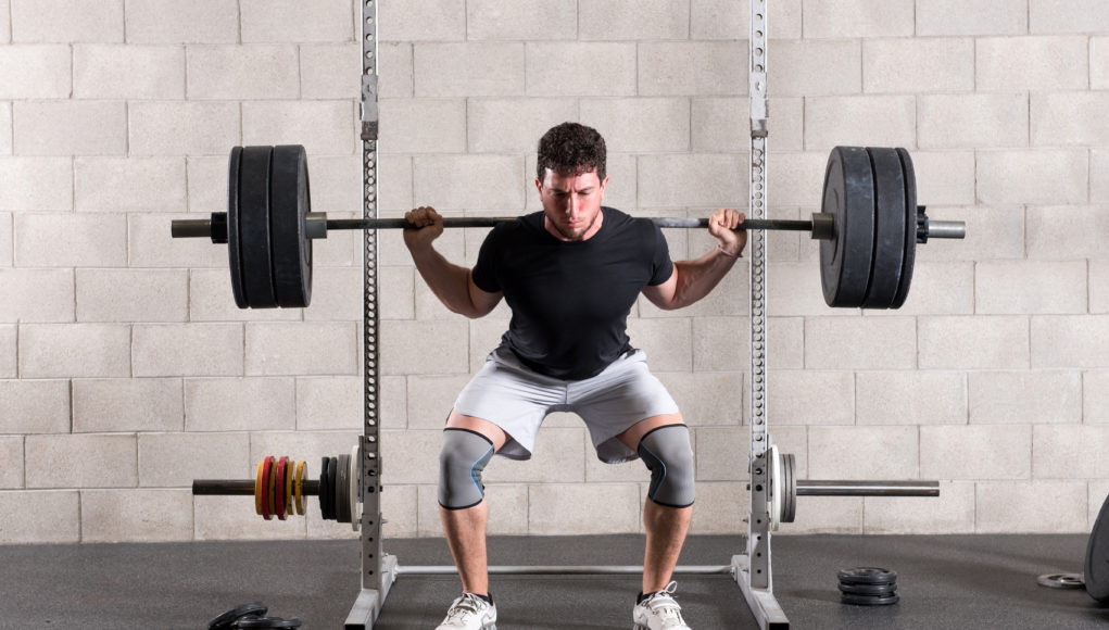 Mężczyzna uprawiający crossfit