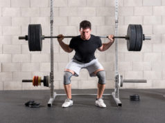 Bezpieczne uprawianie różnego rodzaju sportów Mężczyzna uprawiający crossfit