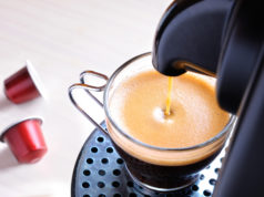 Automat do kawy i kawa w kapsułce – wykorzystaj ten duet, aby zmienić się w domowego baristę! Kawa w kapsułkach