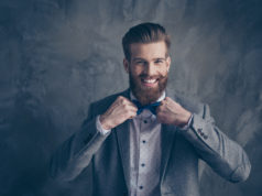 Jakie męskie koszule będą modne tej jesieni? Mężczyzna w koszuli