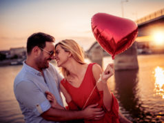 Kilka propozycji wystrzałowych kreacji na ważną randkę Dwoje ludzi na romantycznej radce z balonem w kształcie serca