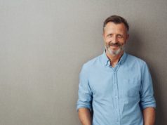 Pewny siebie na co dzień – jak to osiągnąć? Pewny siebie mężczyzna bez śladów potu