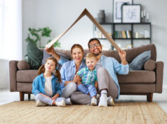 Czy we Wrocławiu dobrze się mieszka? Sprawdzamy! Rodzina w wyobrażonym mieszkaniu