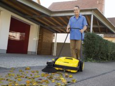 Jesienne porządki wokół domu i w ogrodzie zamiatarka do liści