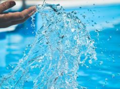 Na co zwrócić uwagę, wybierając basen stelażowy? Człowiek chlapiący wodą z basenu