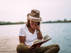 Przyjaciele. Ten o najlepszym serialu na świecie Dziewczyna czytająca książkę Przyjaciele. Ten o najlepszym serialu na świecie