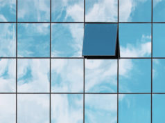 Korzyści i ryzyka związane ze strategią Multi-cloud Okna wieżowca odbijające chmury