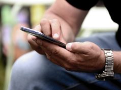 3 najczęstsze problemy z telefonem Mężczyzna ze smartfonem w ręku