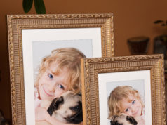 Ramka na zdjęcie czy antyrama? Ozdobne ramki na zdjęcie z dziewczynką i psem mopsem