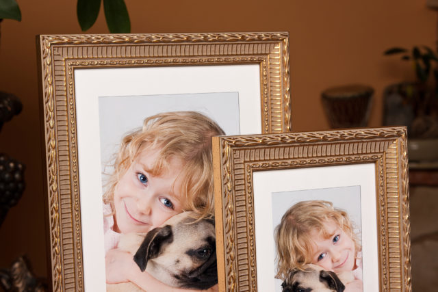 Ozdobne ramki na zdjęcie z dziewczynką i psem mopsem