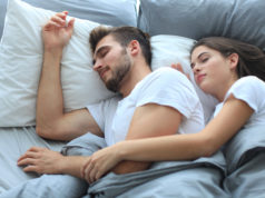 Dobry materac piankowy do zadań specjalnych Para śpiąca spokojnie na materacu w pościeli