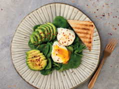 Na dobry początek dnia – śniadanie mistrzów Jajko w koszulce na szpinaku z awokado i tostem
