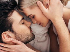 Najlepszy prezent na walentynki para w łóżku