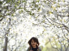 T-shirt i szorty – najlepsze dziecięce zestawy na lato Dziecko w szortach i tshircie biegnące przez wiosenny ogród