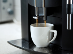 Sprawdź, jakie kawy przyrządzisz w kompaktowym ekspresie do kawy ekspres do kawy robiący espresso