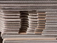 Jak przygotować paczkę do wysyłki? Praktyczne wskazówki Kartony przygotowane do złożenia