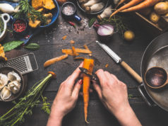 Kilka pomysłowych rozwiązań, które z pewnością ułatwią i uprzyjemnią Ci gotowanie Kobieta obierająca marchewkę